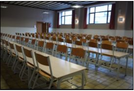 Overzicht van de breughelzaal met de stoelen en tafels