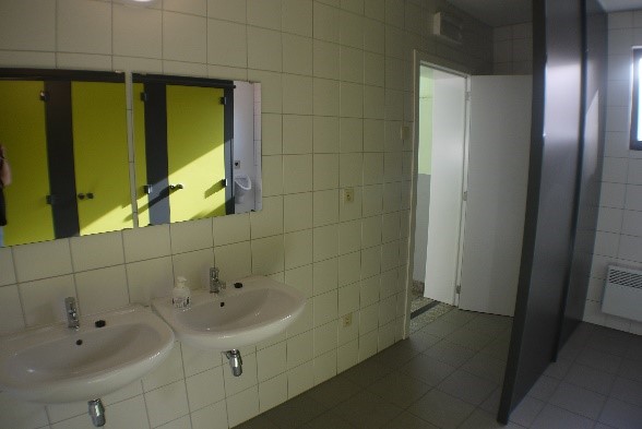 Overzicht van de lavabo's in de traphal